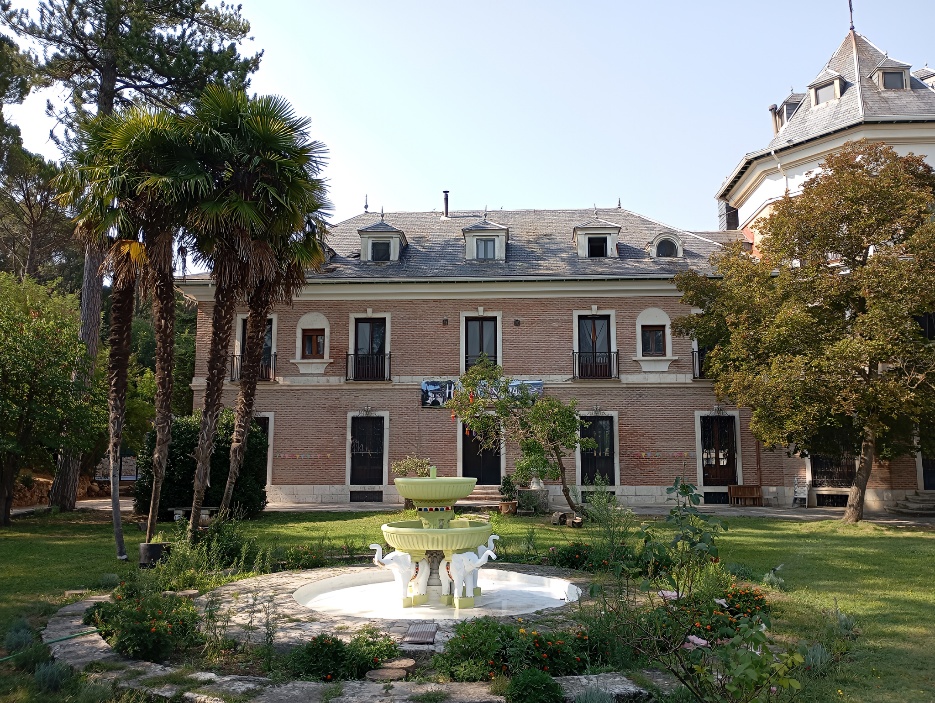 A building with a fountain in the middle of it
AI-generated content may be incorrect.