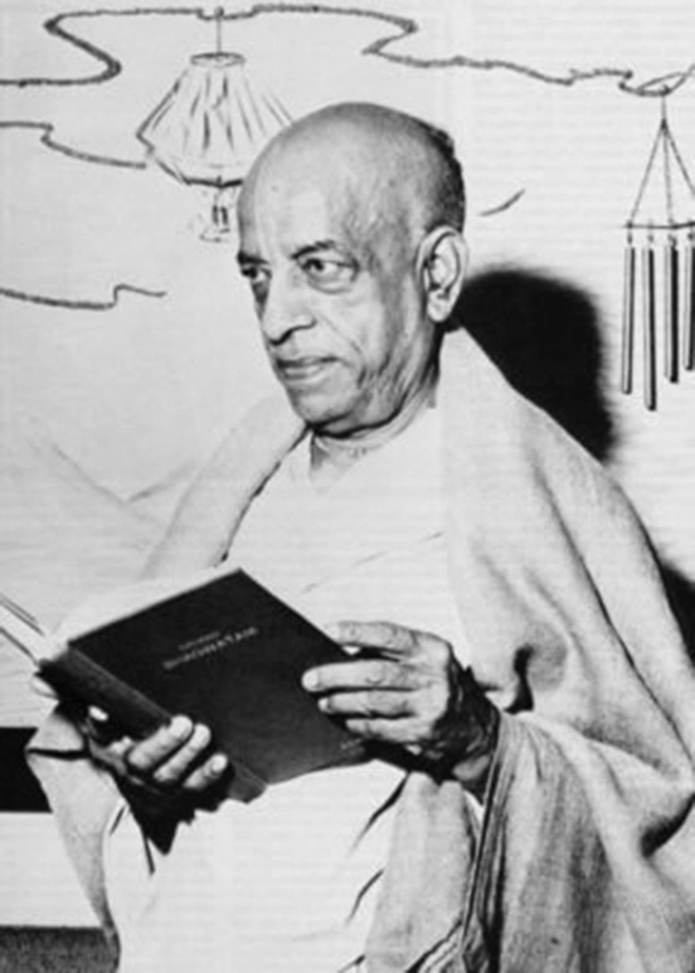 Śrīla Prabhupāda, poco después de su llegada a América, fotograﬁado por un periodista del Butler Eagle en Pensilvania, en sepƟembre de 1965. SosƟene en sus manos el primer tomo del Primer Canto del Śrīmad-Bhāgavatam, la escritura revelada que transmite bhāgavata-kathā, las palabras de y sobre Bhagavān, la Suprema Personalidad de Dios.