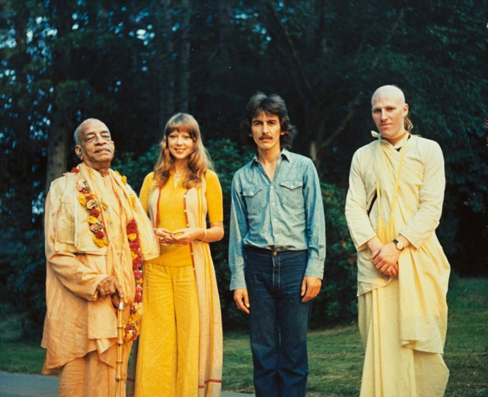 Prabhupāda mit Patti Boyd, George Harrison und Dhananjaya im Bhaktivedanta Manor, 1973