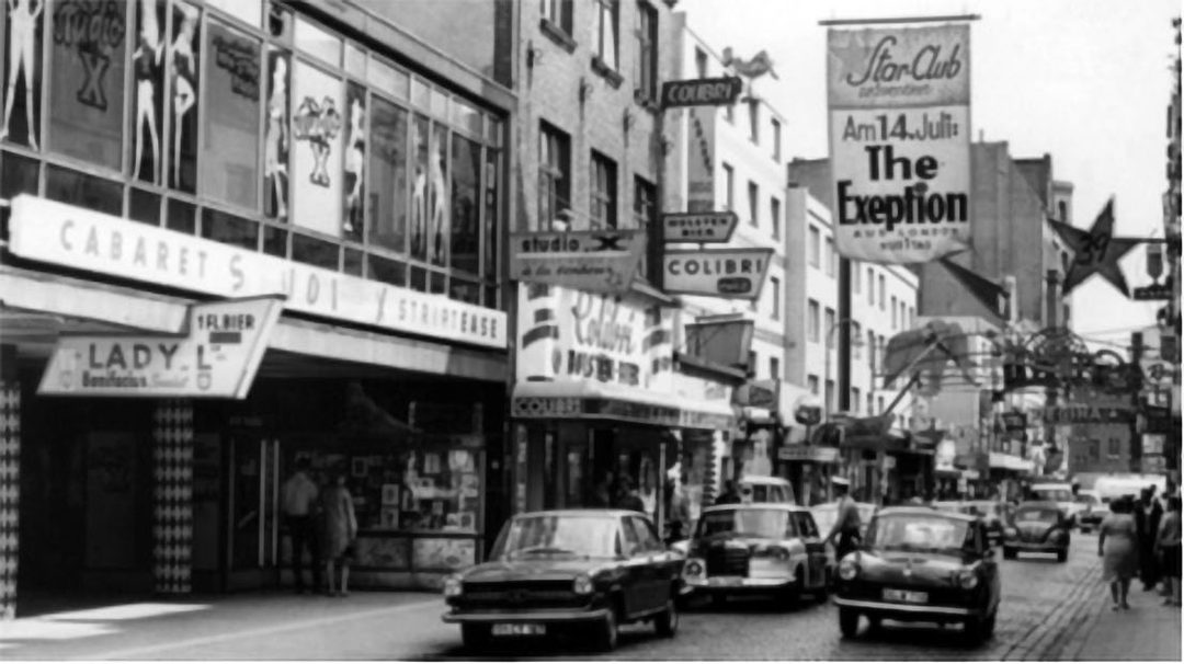 Die Große Freiheit, eine Seitenstraße der Reeperbahn in Hamburgs Rotlichtbezirk St. Pauli