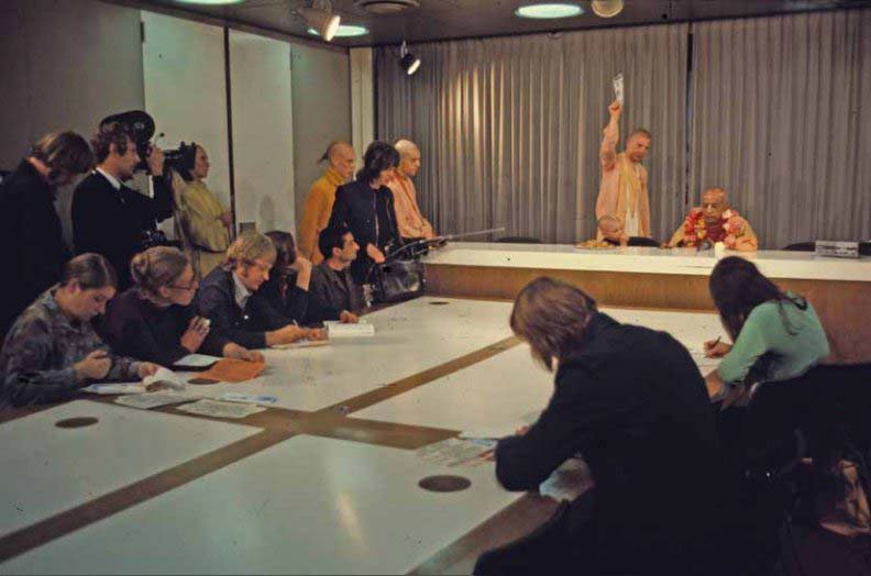 Prabhupāda bei der Pressekonferenz in Amsterdam