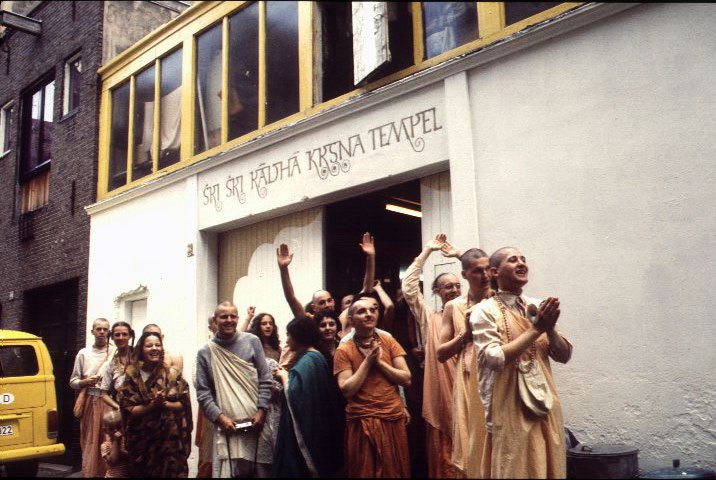 Prabhupādas Ankunft am Tempel in der Bethanienstraat
