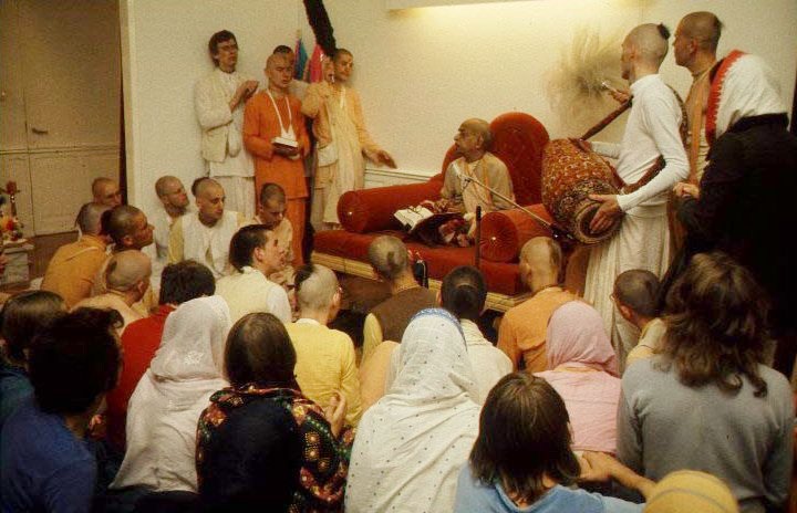 Prabhupāda hält im Tempelraum einen Vortrag über die Bhagavad-gītā