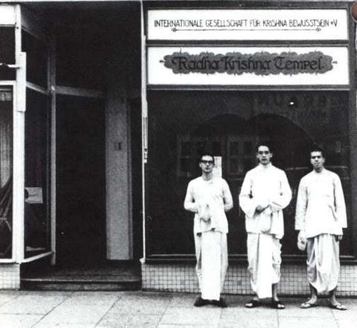 Śivānanda, Krishnadas and Uttamaśloka in front of the temple at Eppendorfer Weg, 1969