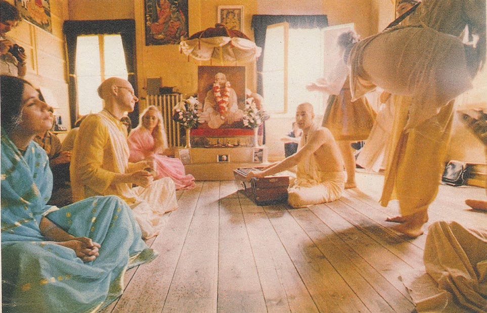 Devotees chanting in Hamburg temple, 1970