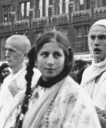 Śivānanda and Akrura chanting in Berlín, 1971 Surabhī Devī Dāsī in Munich, 1973